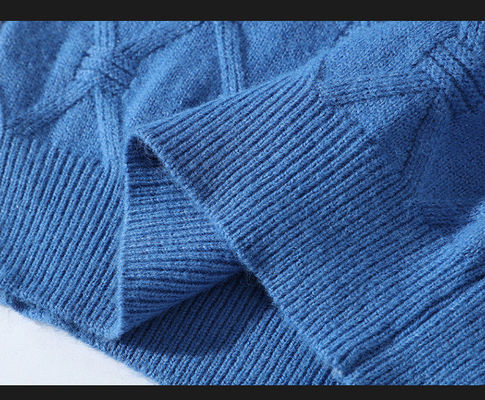 Camisola de pescoço de tricote com tecido grosso e padrão de patchwork no inverno