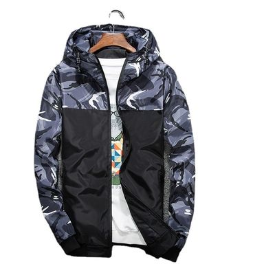 Casaco fino para homens com padrão de camuflagem e decoração de guaxinim