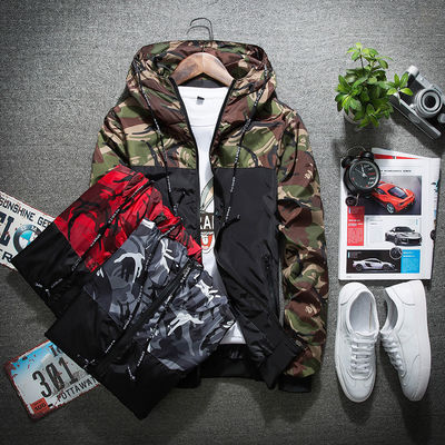 Casaco fino para homens com padrão de camuflagem e decoração de guaxinim