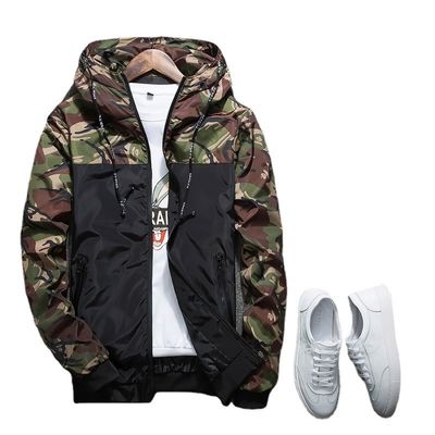 Casaco fino para homens com padrão de camuflagem e decoração de guaxinim